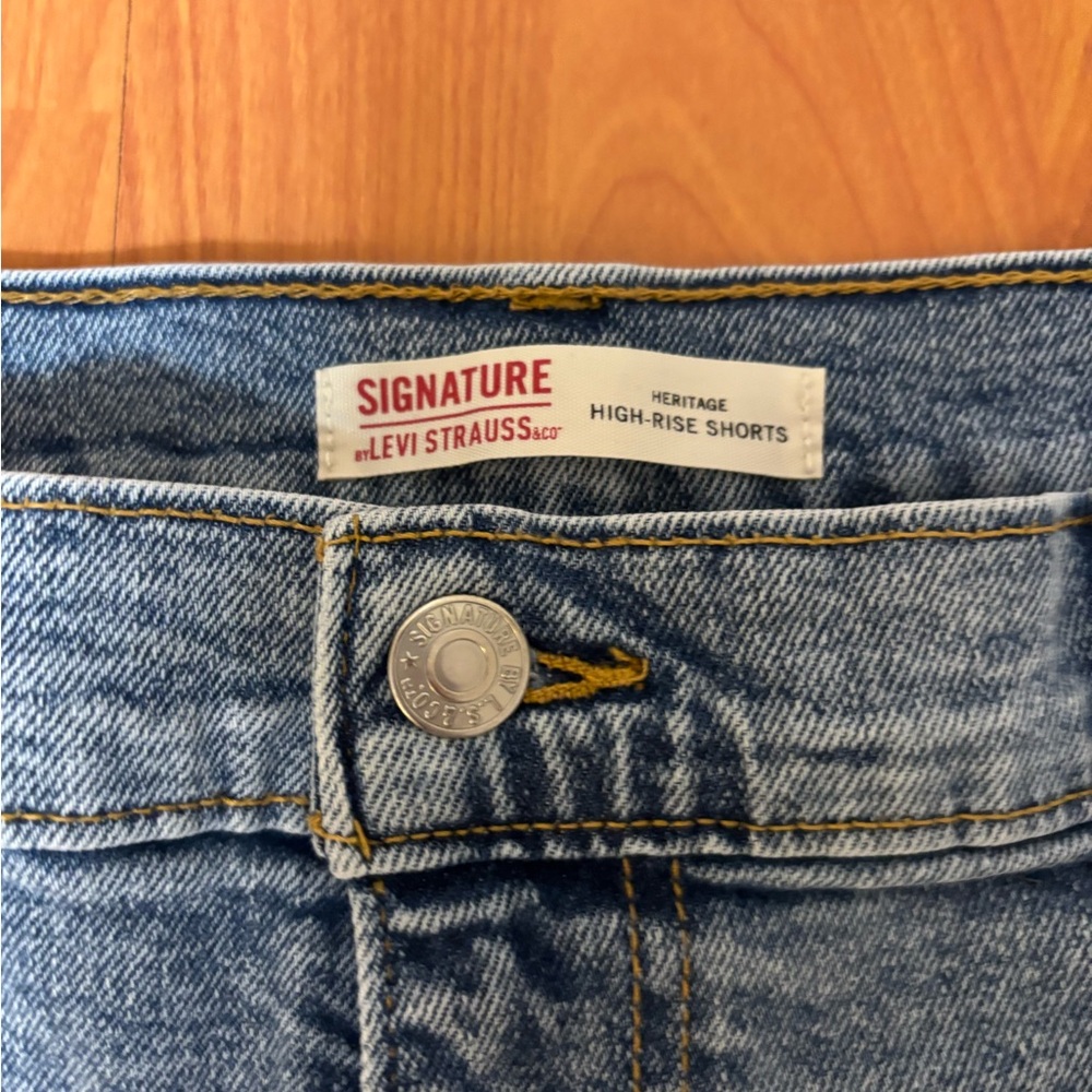 Levi’s High Rise Shorts - Picture 3 of 6